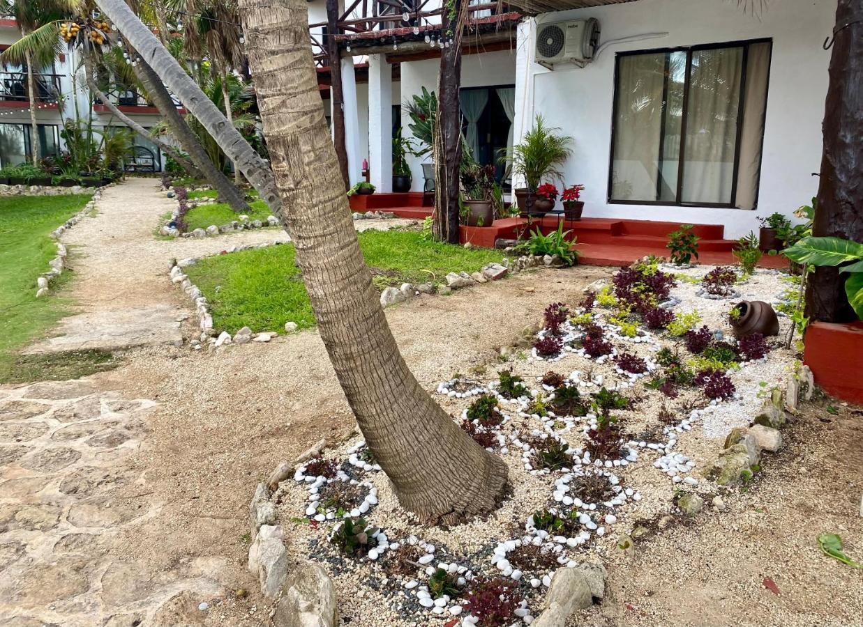 Casa Caribe קנקון מראה חיצוני תמונה A garden at a hotel in Cancun, Mexico