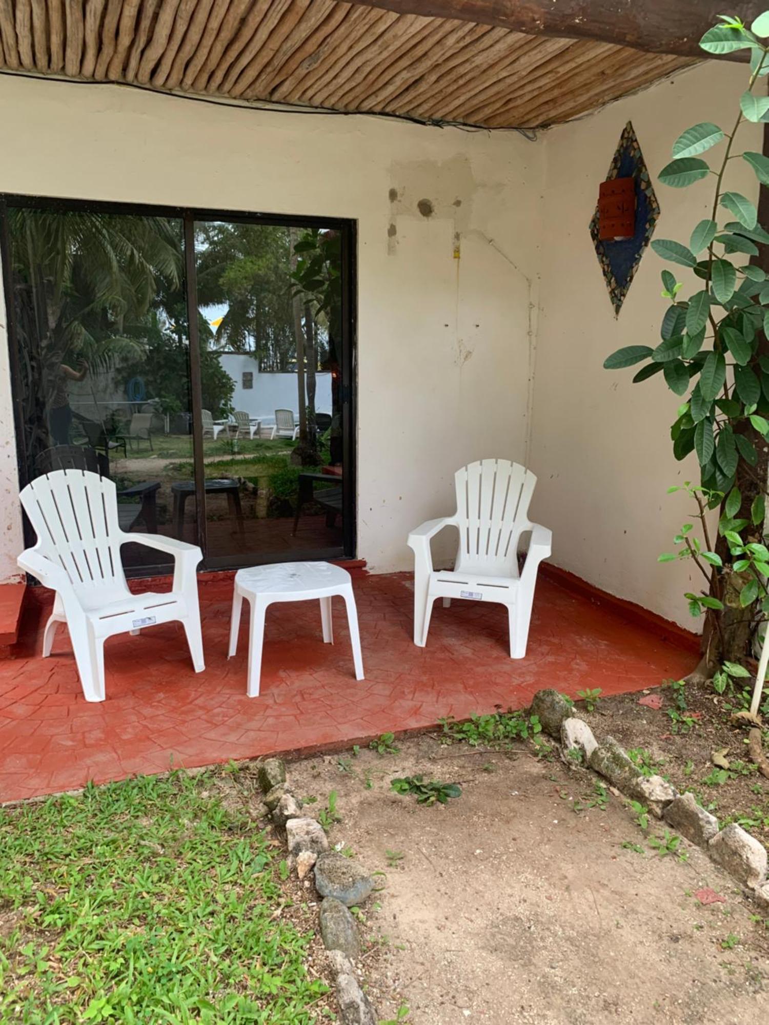 Casa Caribe קנקון מראה חיצוני תמונה A typical patio at a hotel in San José, Costa Rica